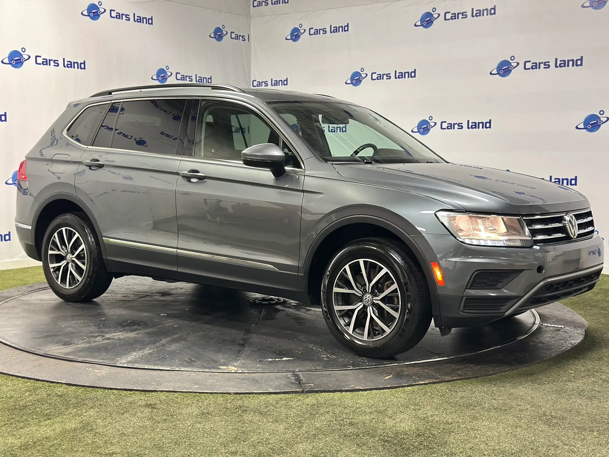 Used 2018 Volkswagen Tiguan SE AWD/4WD image 2