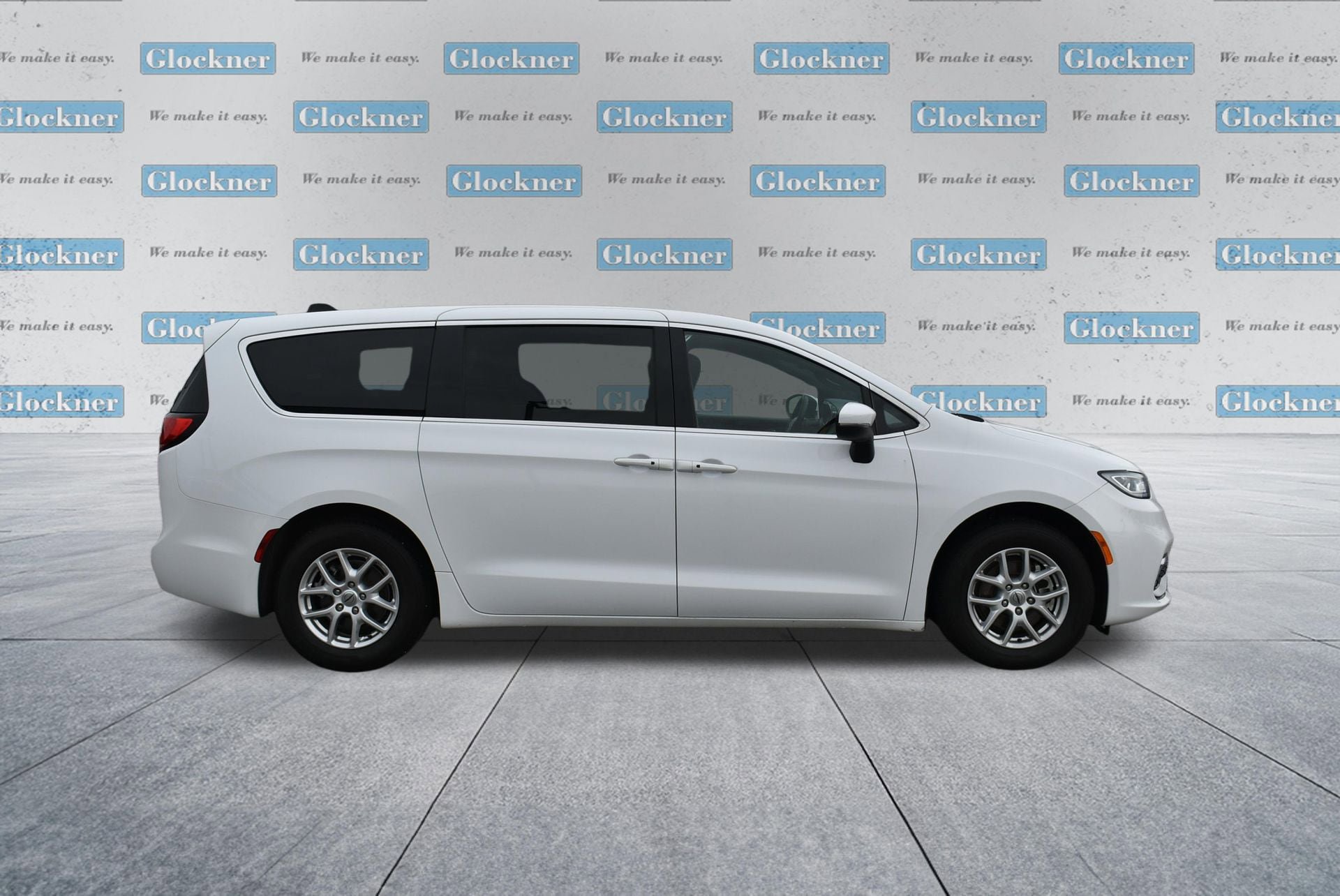 Used 2023 Chrysler Pacifica Touring FWD image 4