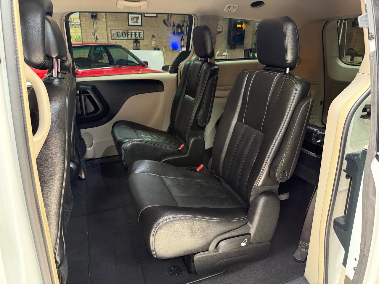 Used 2014 Chrysler Town & Country Touring FWD image 27