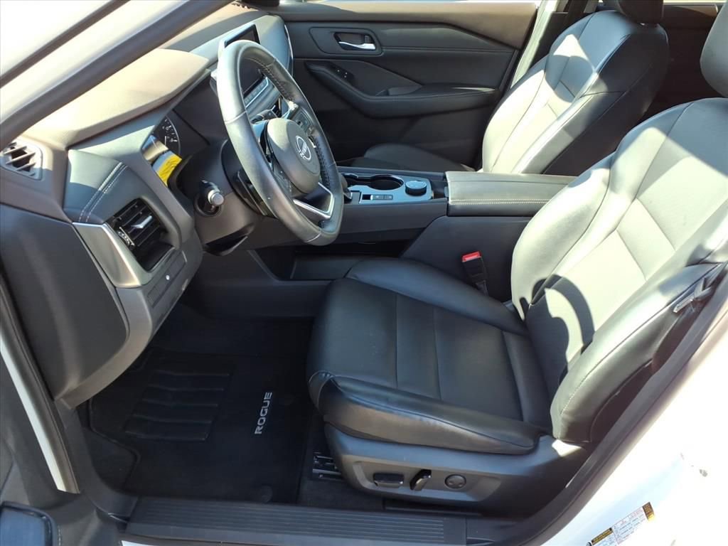 Used 2023 Nissan Rogue SV w/ SV Premium Package image 11