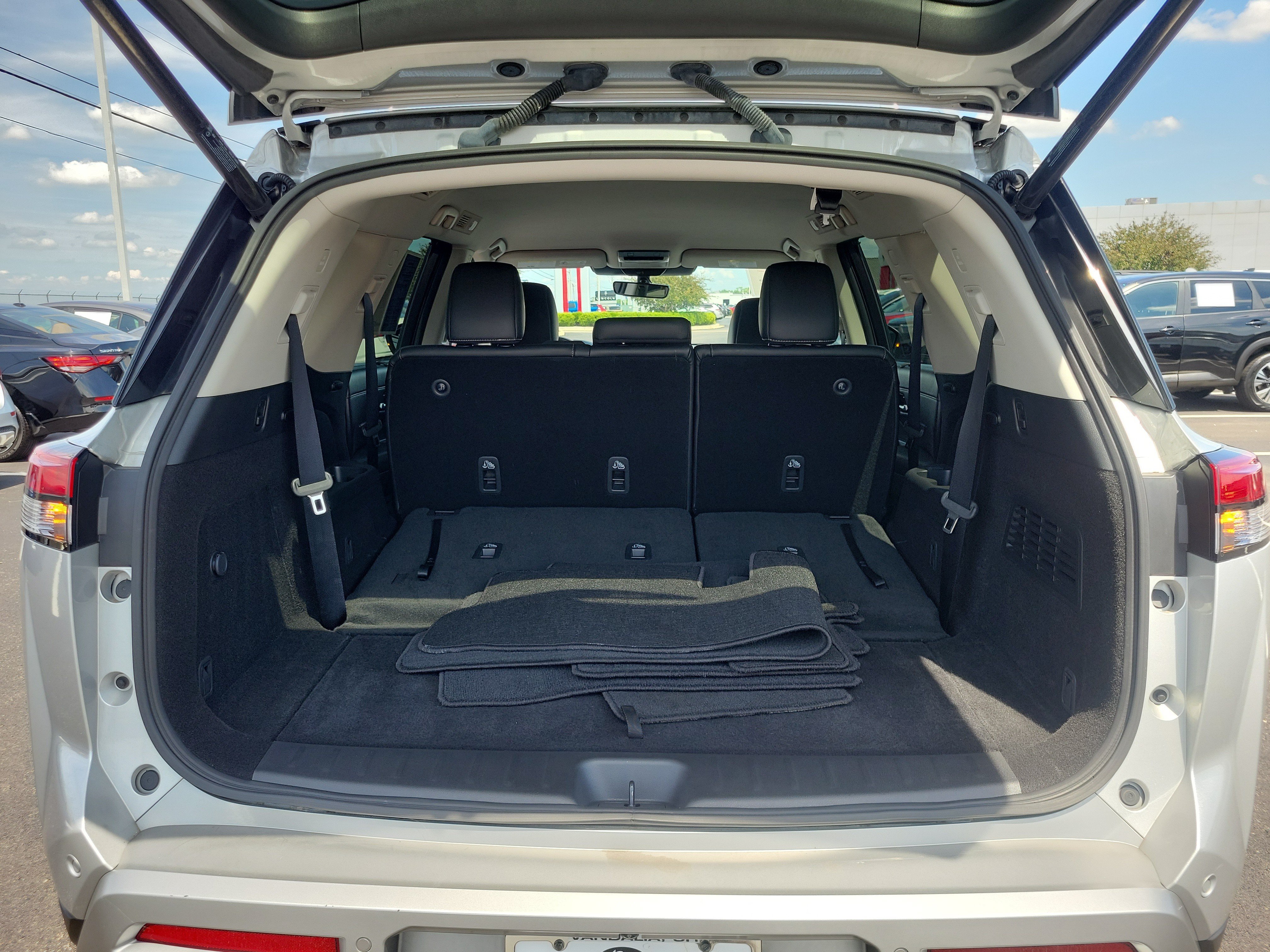 Certified 2024 Nissan Pathfinder SL w/ Black Appearance Package AWD/4WD image 8