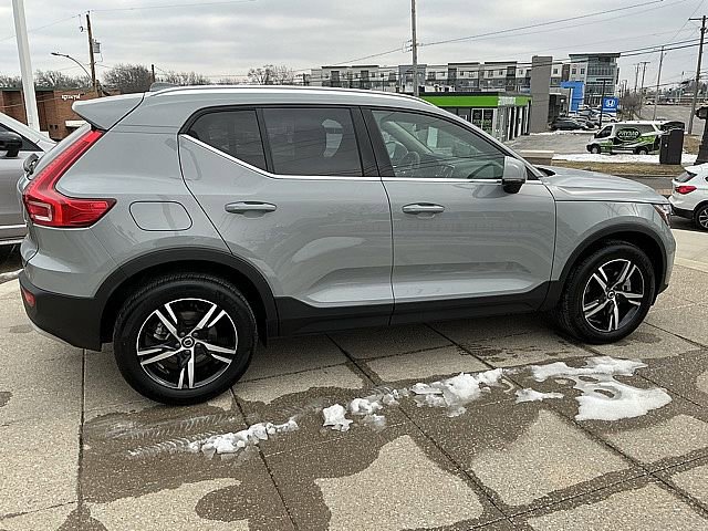 Certified 2025 Volvo XC40 B5 Core image 7