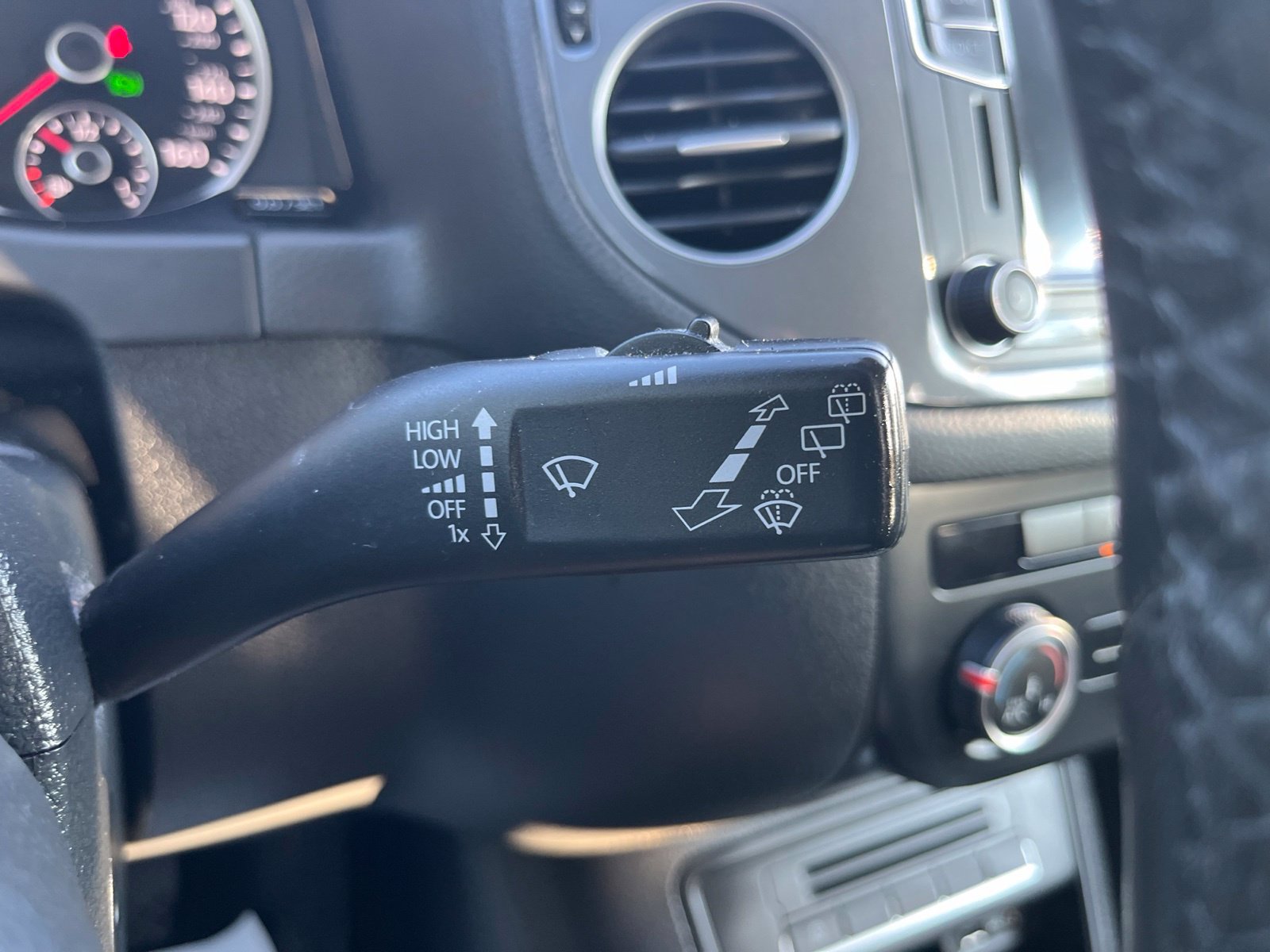 Used 2018 Volkswagen Tiguan Limited w/ Premium Package AWD/4WD image 16