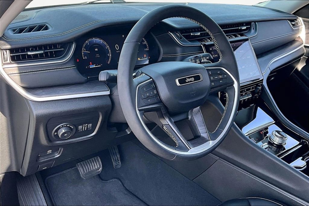 Used 2023 Jeep Grand Cherokee Limited image 14