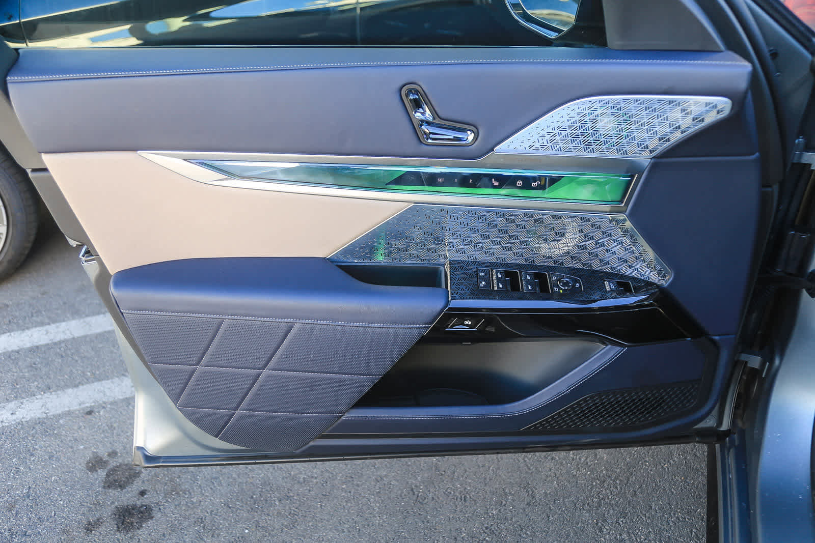 Used 2025 BMW i7 M70 w/ Executive Package image 17