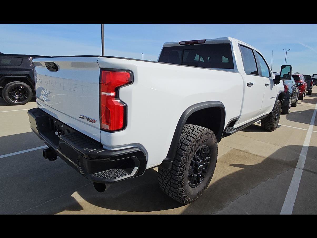 Used 2025 Chevrolet Silverado 2500 ZR2 w/ Technology Package image 4