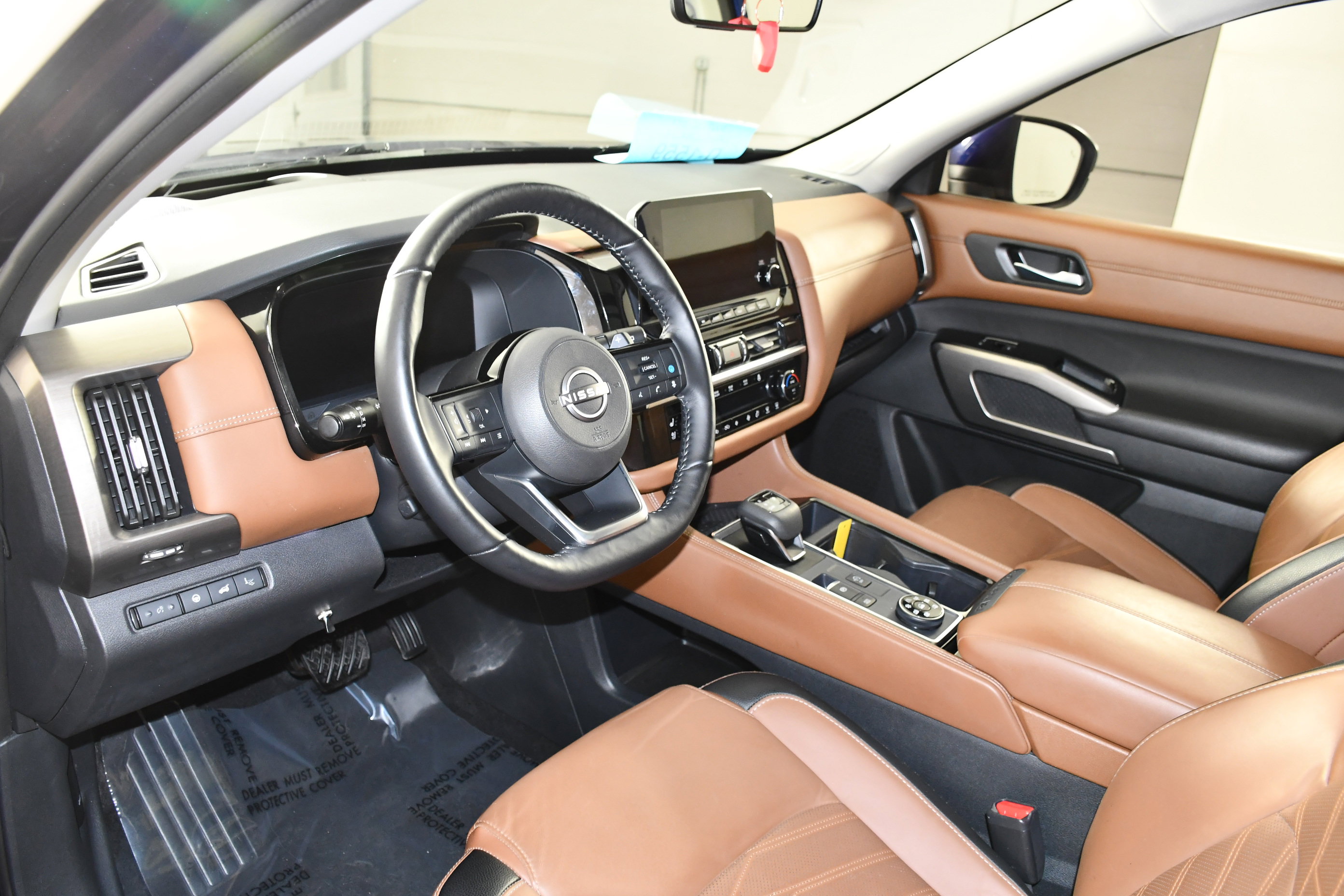 Used 2023 Nissan Pathfinder Platinum image 2