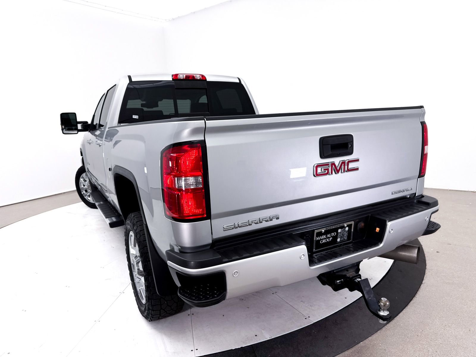 Used 2018 GMC Sierra 2500 Denali w/ Duramax Plus Package AWD/4WD image 9