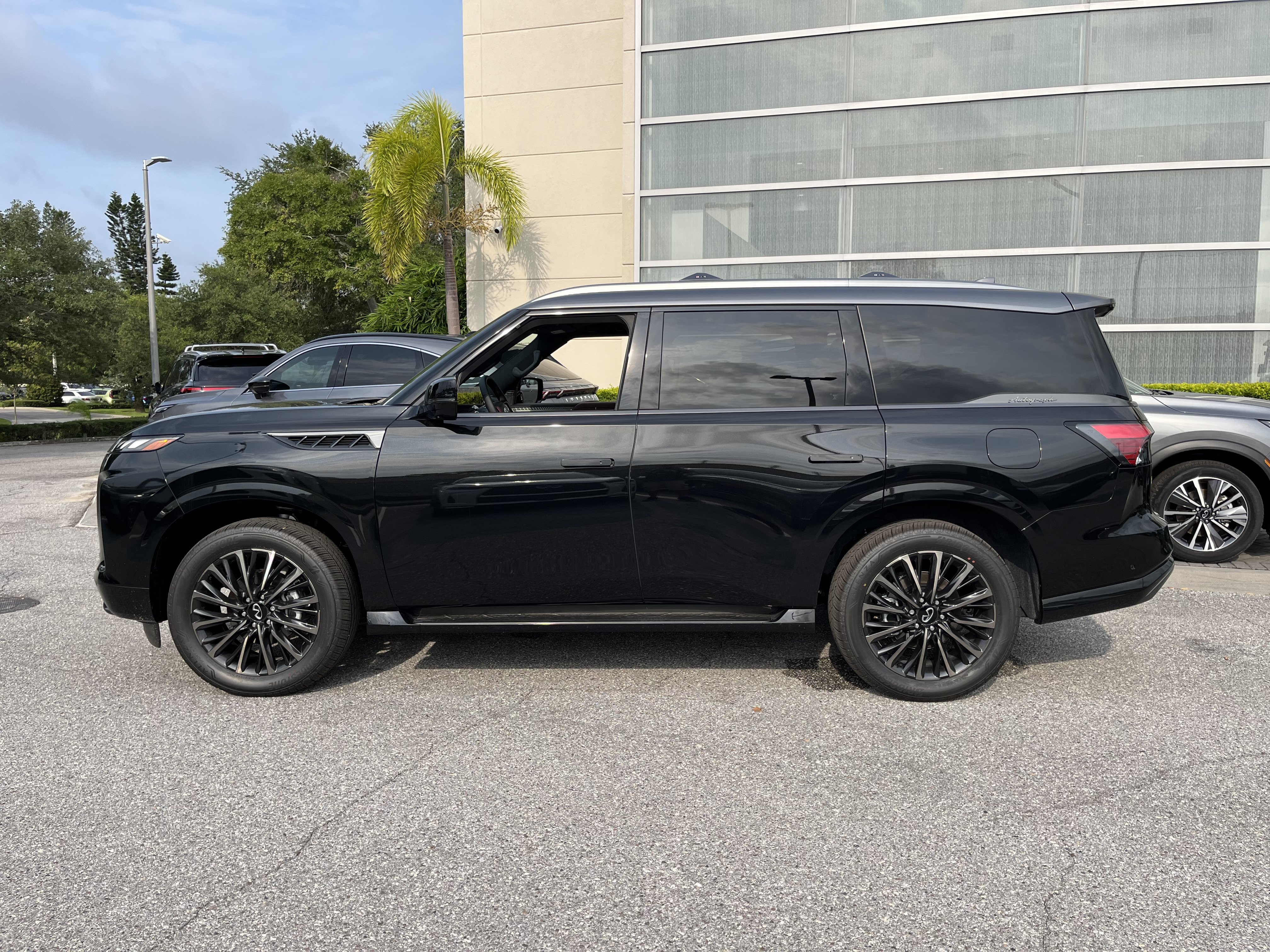New 2027 INFINITI QX80 Autograph AWD/4WD image 2