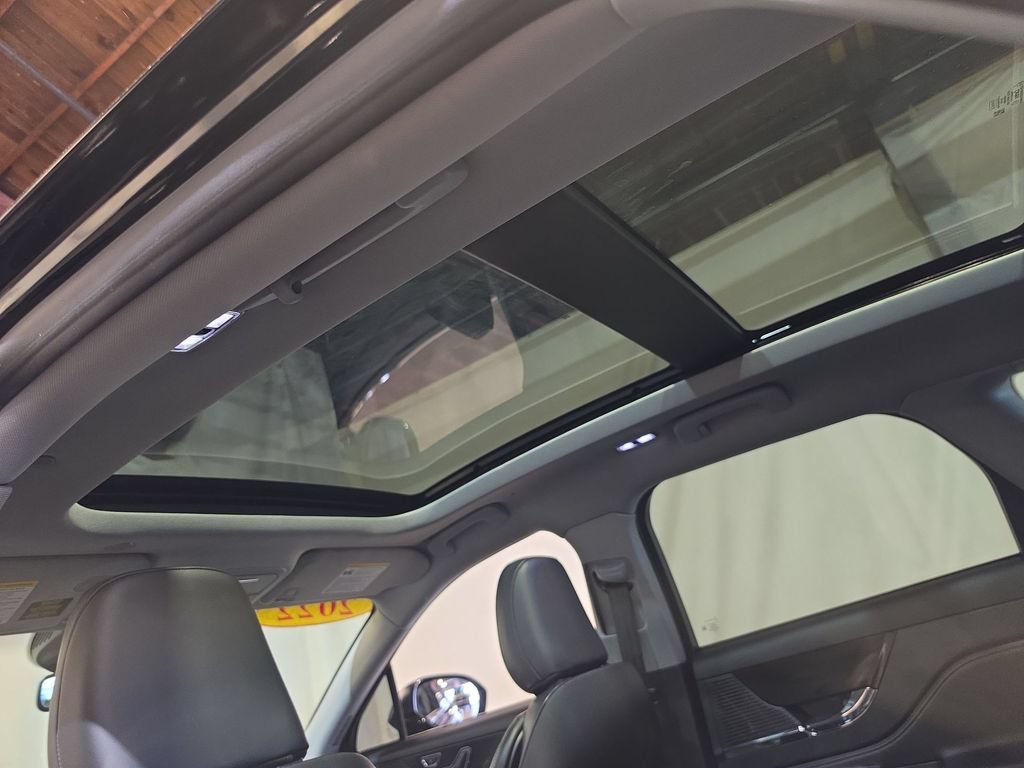 Used 2022 Lincoln Corsair AWD w/ Premium Package image 16