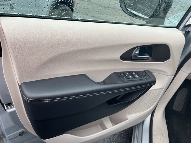 Used 2023 Chrysler Voyager LX FWD image 6
