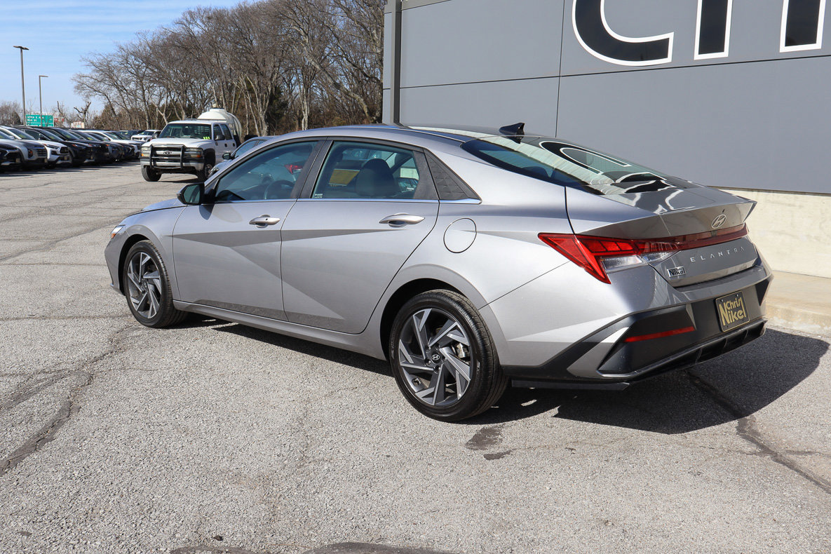 Used 2025 Hyundai Elantra SEL FWD image 6