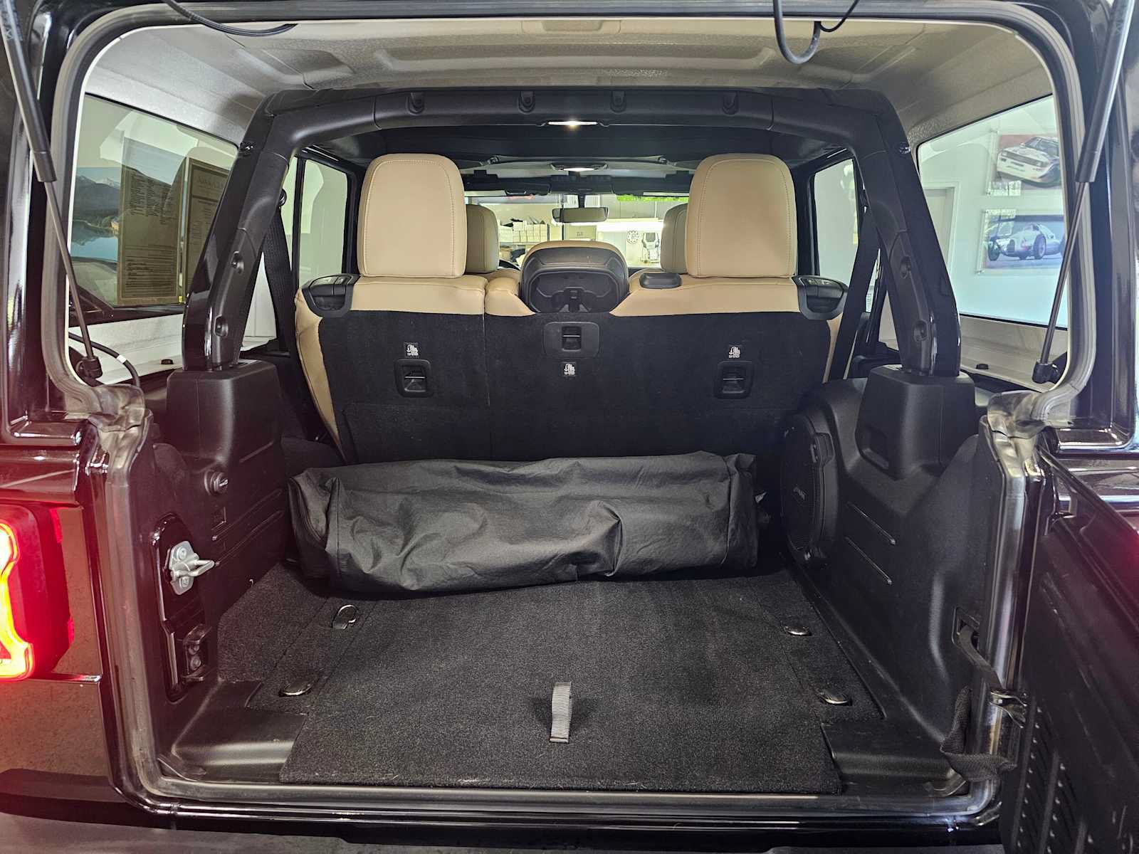 Used 2018 Jeep Wrangler Unlimited Sahara AWD/4WD image 15