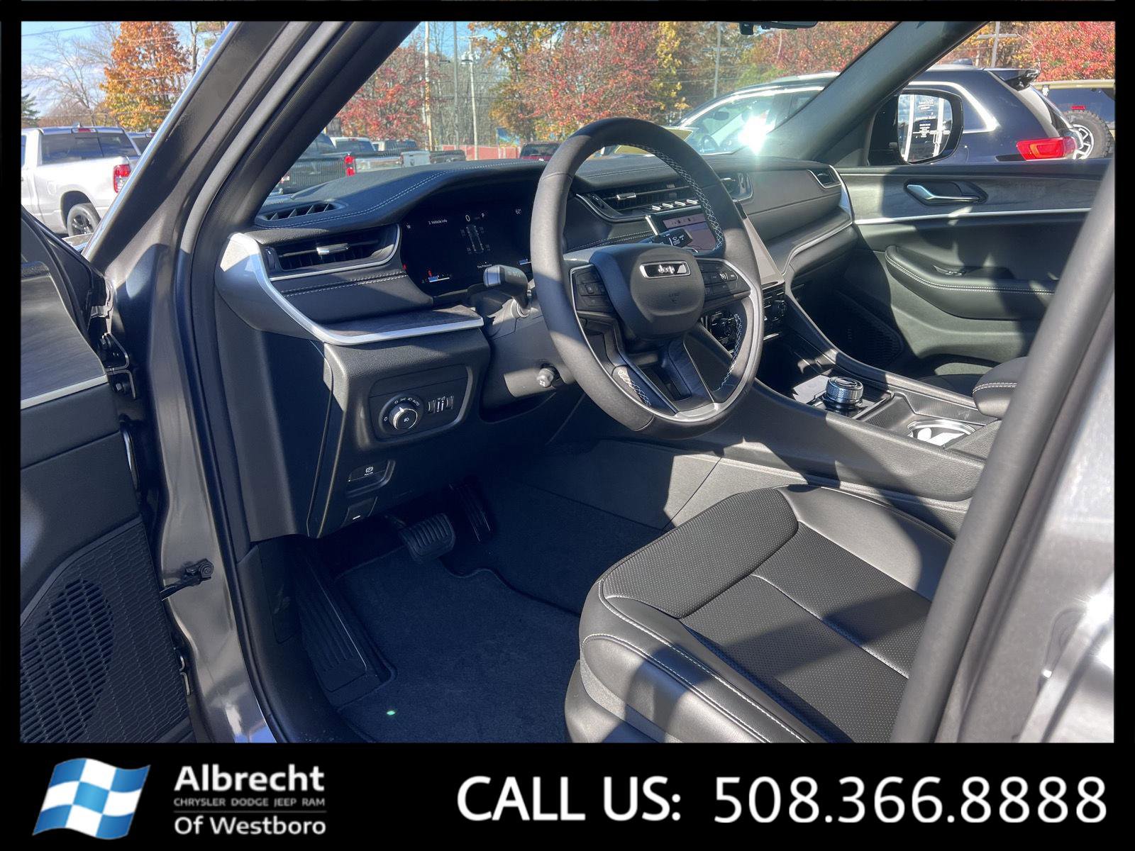 New 2025 Jeep Grand Cherokee Limited w/ Luxury Tech Group II image 9