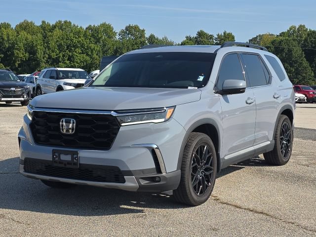 Used 2025 Honda Pilot Touring image 1