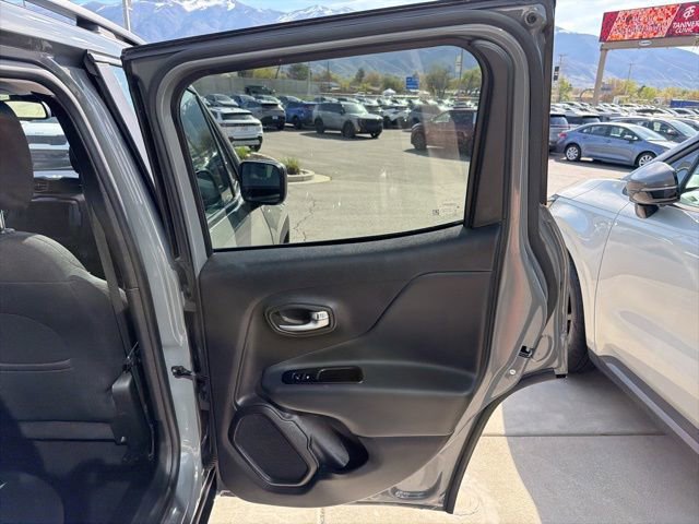 Used 2022 Jeep Renegade Latitude w/ Convenience Group AWD/4WD image 29