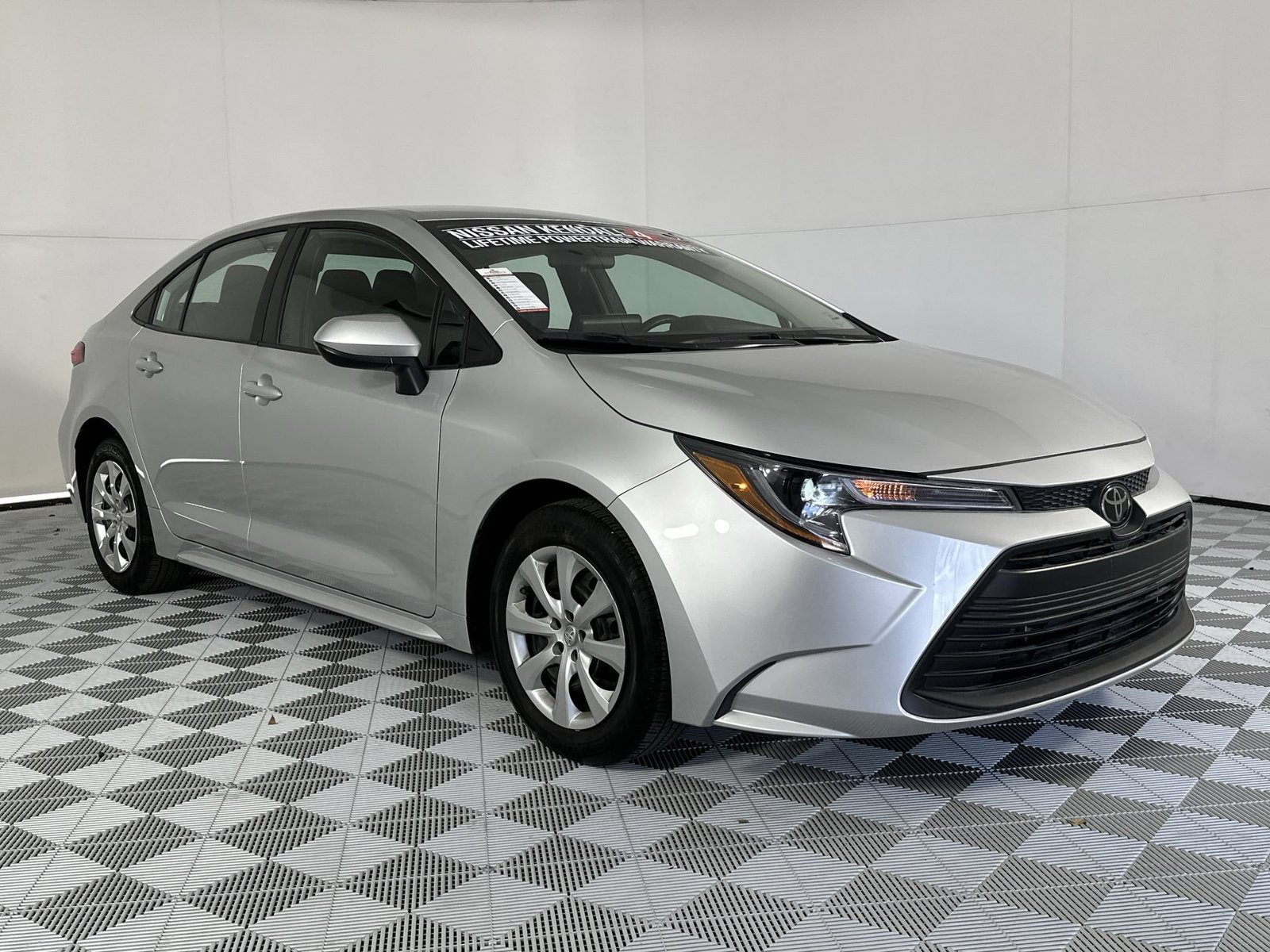 Used 2025 Toyota Corolla LE FWD image 2