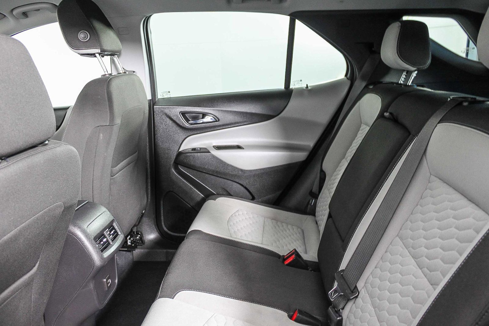 Used 2021 Chevrolet Equinox LS image 18