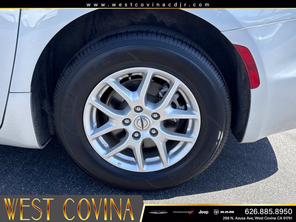 Used 2024 Chrysler Pacifica Touring-L FWD image 16
