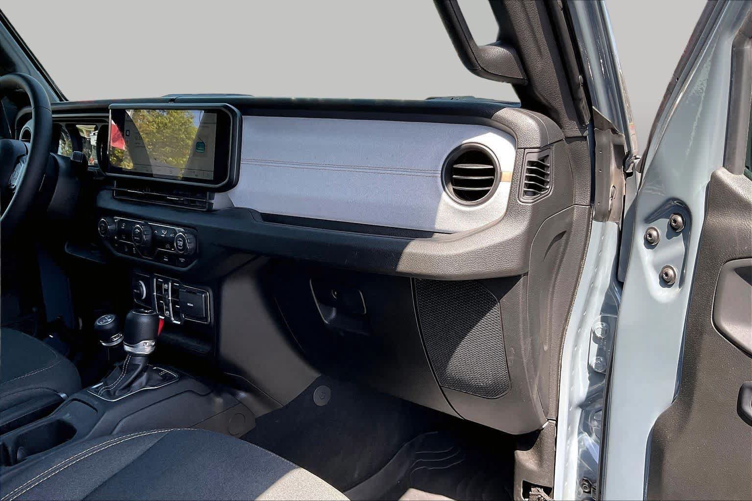 Used 2025 Jeep Gladiator Sport AWD/4WD image 17