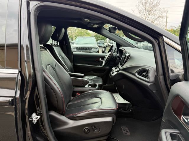 Used 2020 Chrysler Pacifica Limited FWD image 30