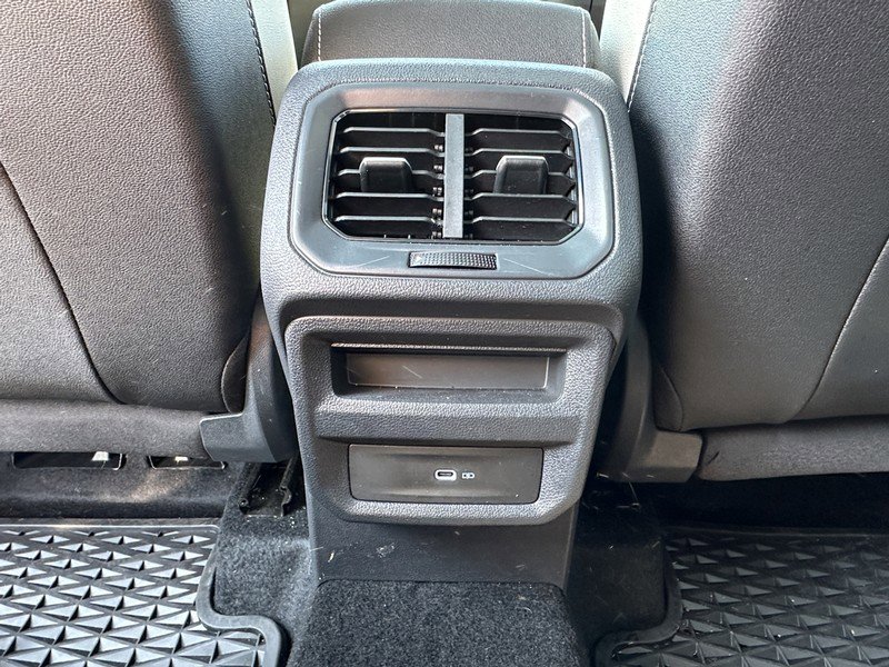 Used 2025 Volkswagen Taos SE w/ Panoramic Sunroof Package image 11