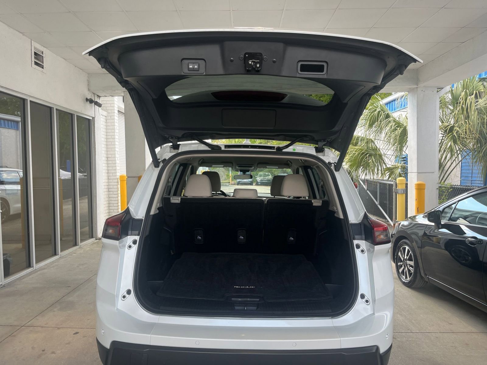 Used 2025 Nissan Rogue SV FWD image 32