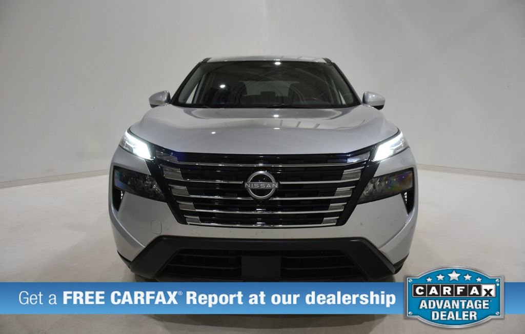 Used 2025 Nissan Rogue SV AWD/4WD image 2