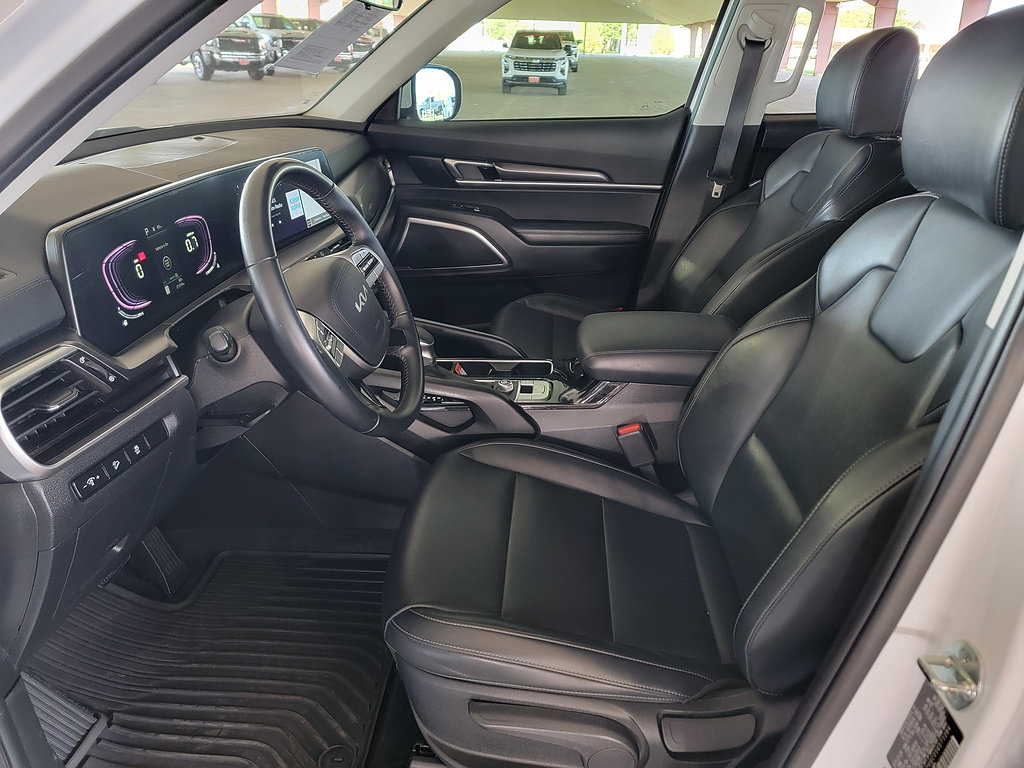 Used 2025 Kia Telluride LX FWD image 2