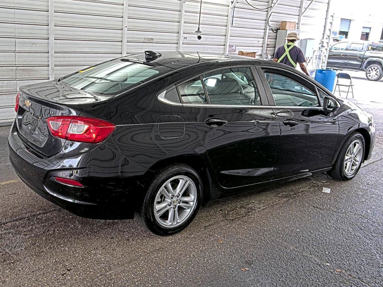 Used 2017 Chevrolet Cruze LT FWD image 3