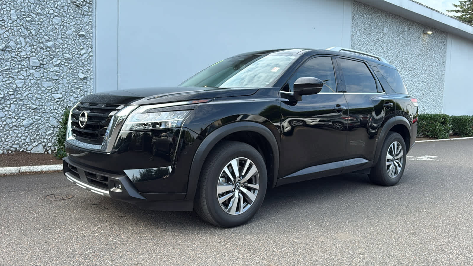 Certified 2023 Nissan Pathfinder SL image 1