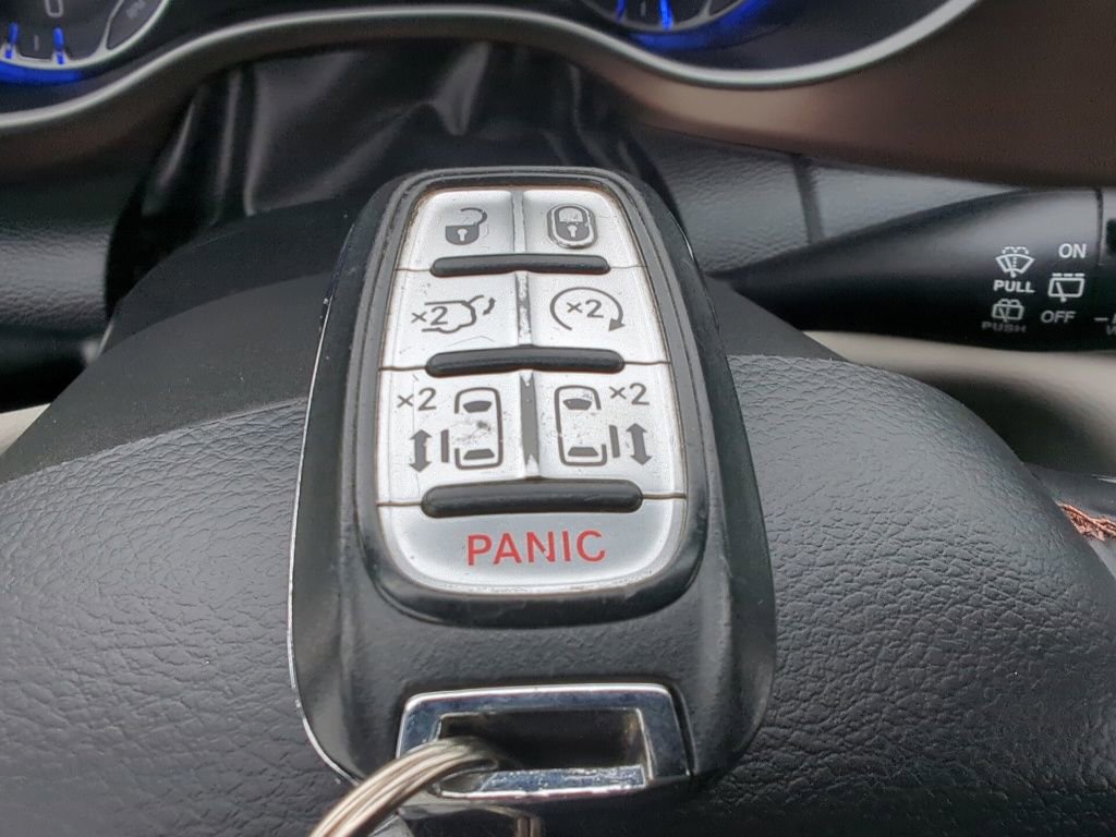 Used 2018 Chrysler Pacifica Touring-L w/ Tire & Wheel Group image 27