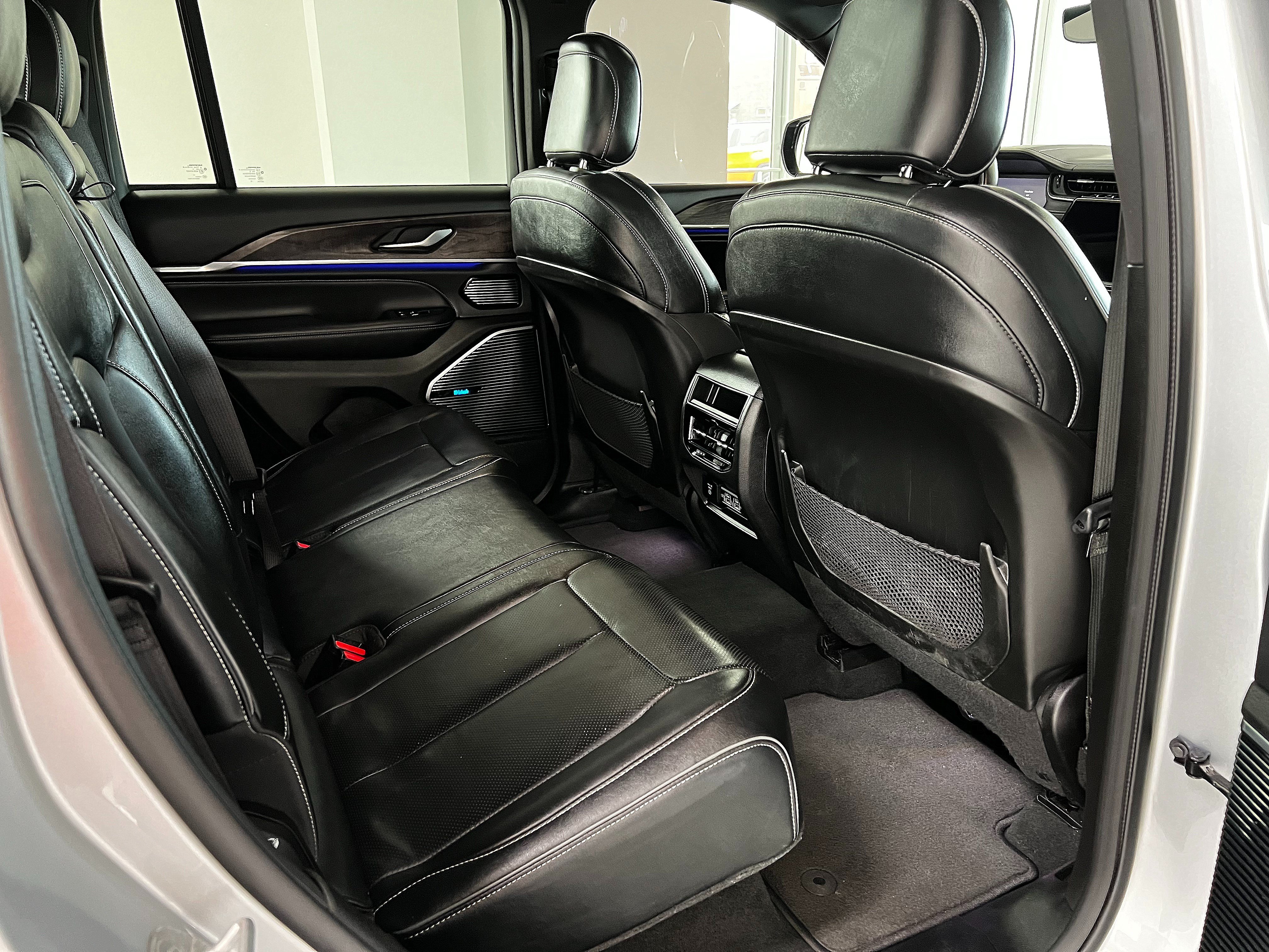 Used 2022 Jeep Grand Cherokee Overland AWD/4WD image 27