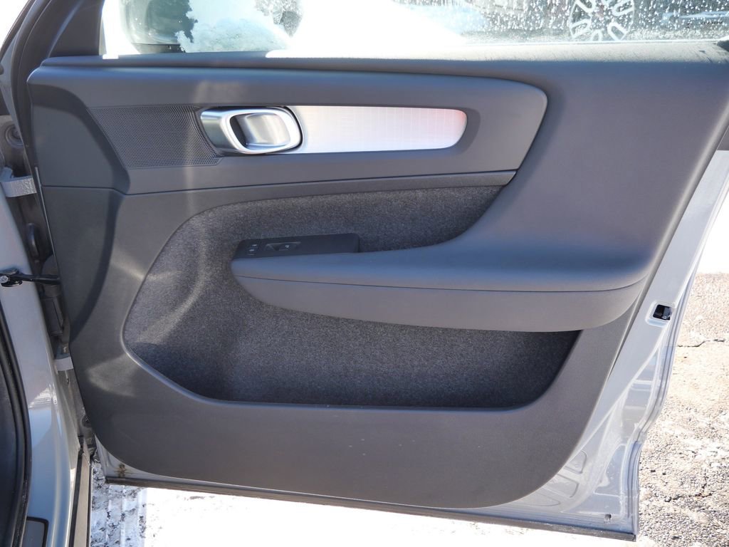 Used 2024 Volvo XC40 B5 Core image 15