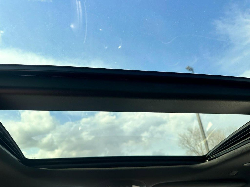 Used 2024 Chrysler Pacifica Premium image 12