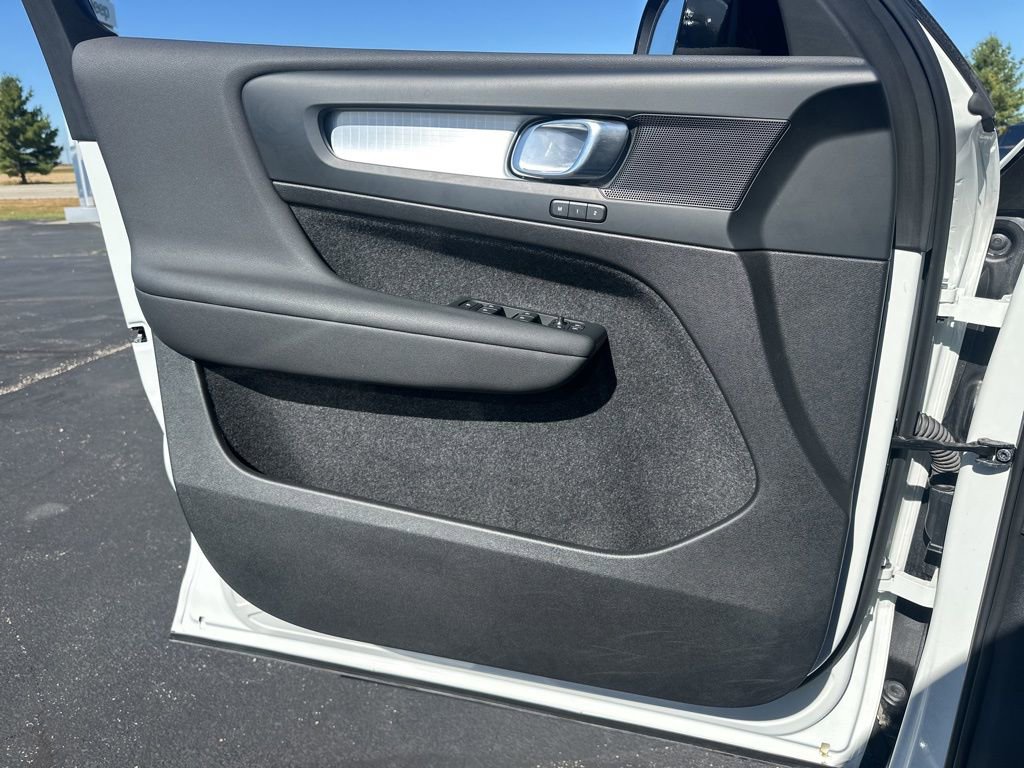 Used 2024 Volvo XC40 B5 Core image 19