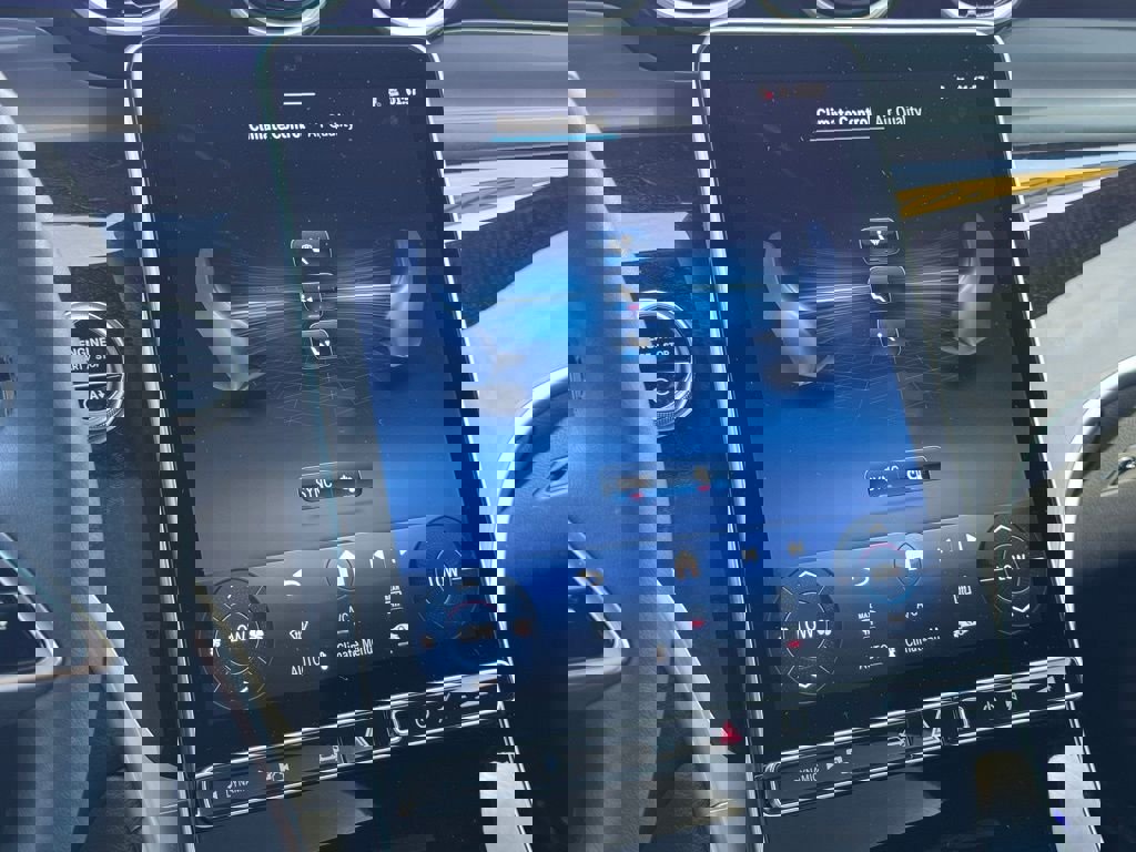 Used 2025 Mercedes-Benz GLC 300 4MATIC image 32