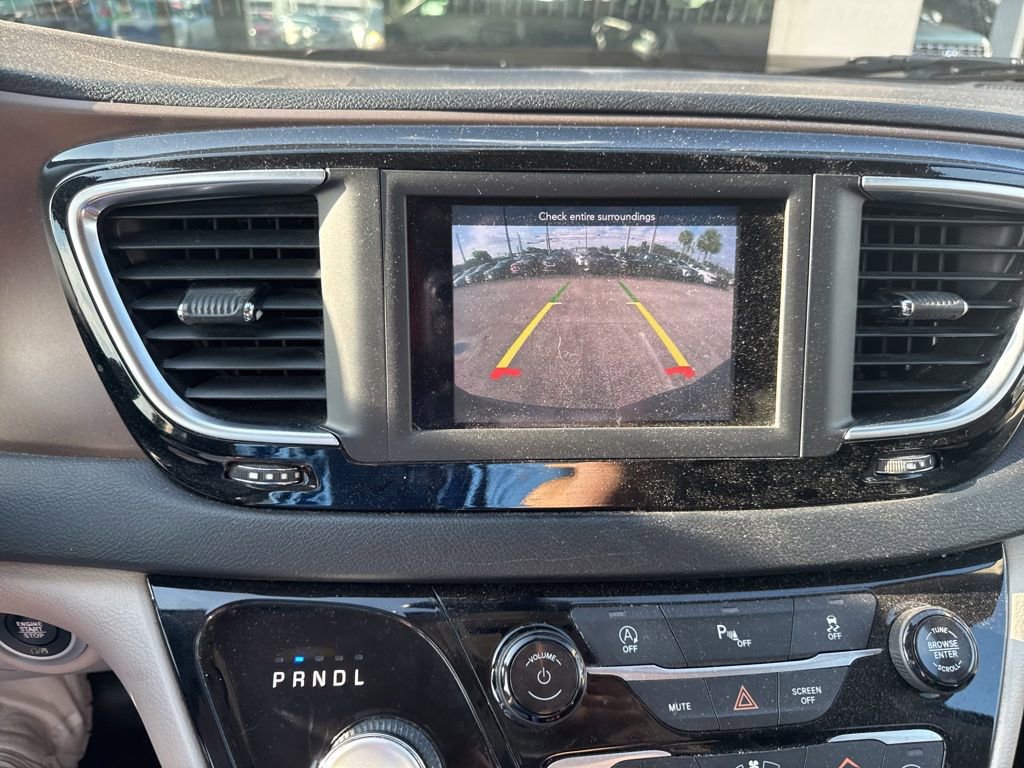 Used 2018 Chrysler Pacifica Touring-L FWD image 23