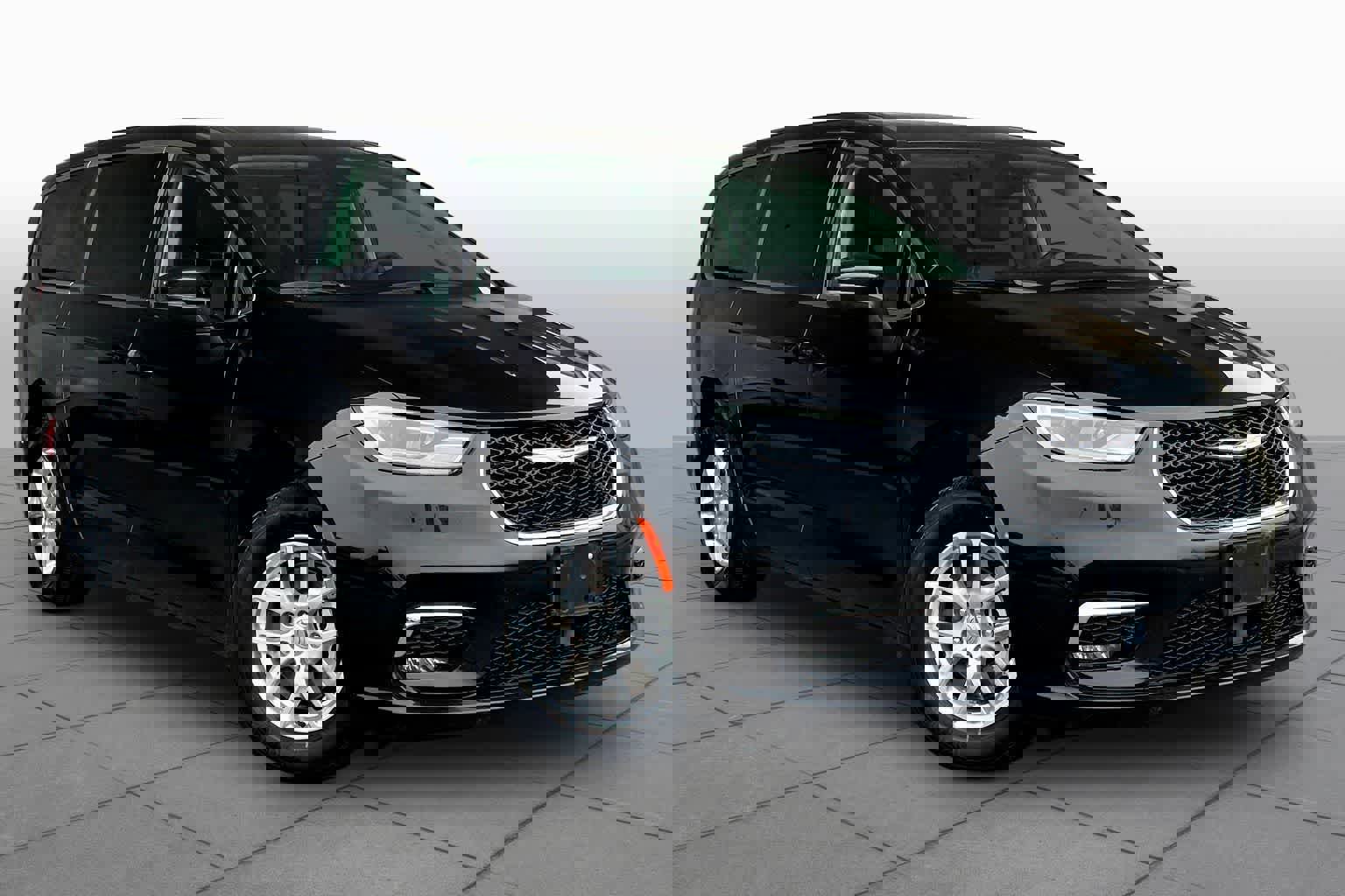 Used 2023 Chrysler Pacifica Touring-L FWD image 3