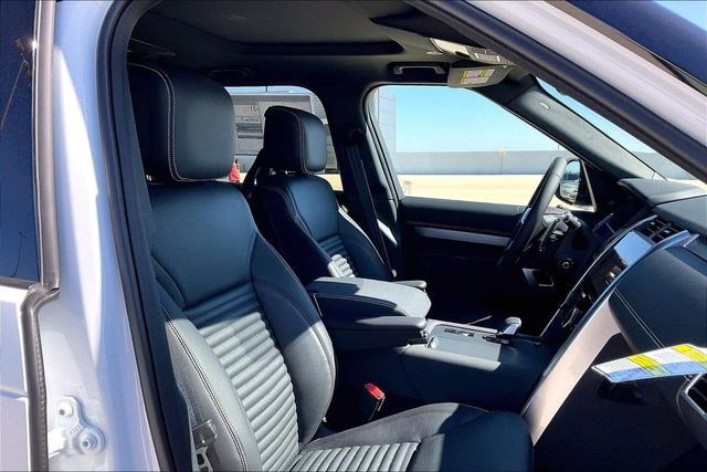 New 2026 Land Rover Discovery Dynamic SE image 12