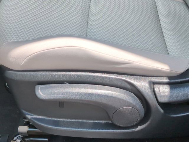 Used 2025 Kia Soul LX w/ LX Technology Package FWD image 14