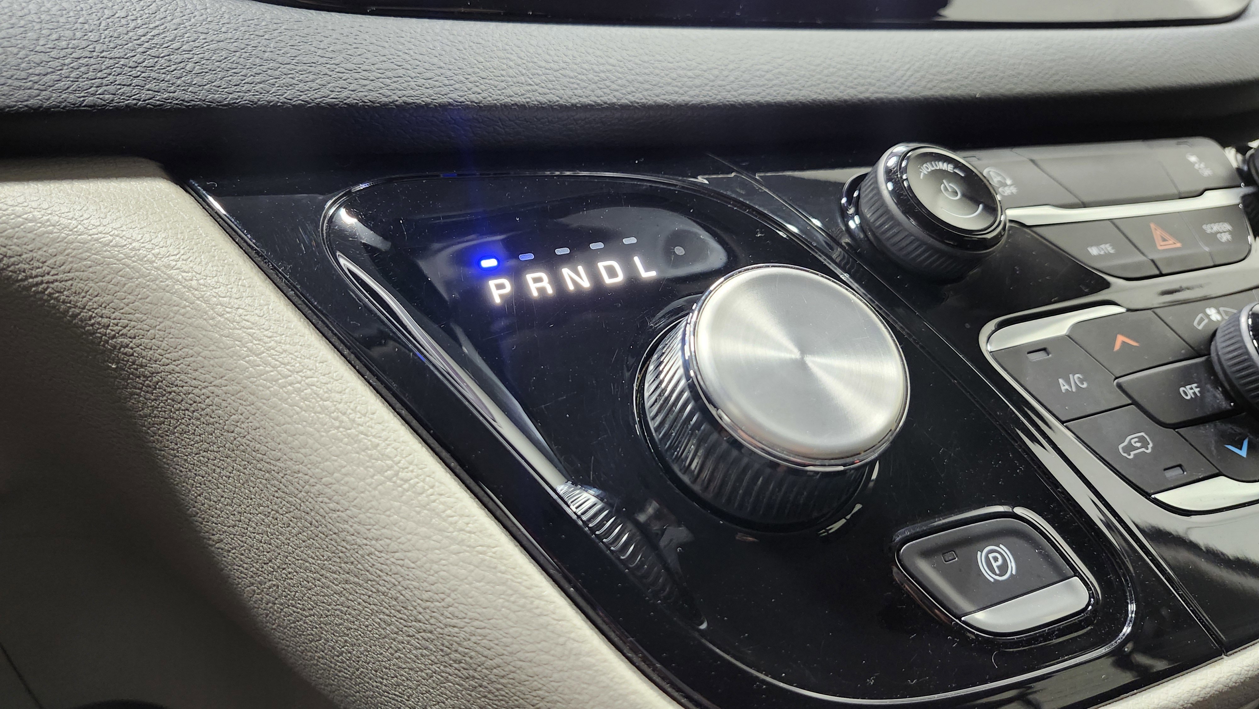 Used 2023 Chrysler Voyager LX image 29