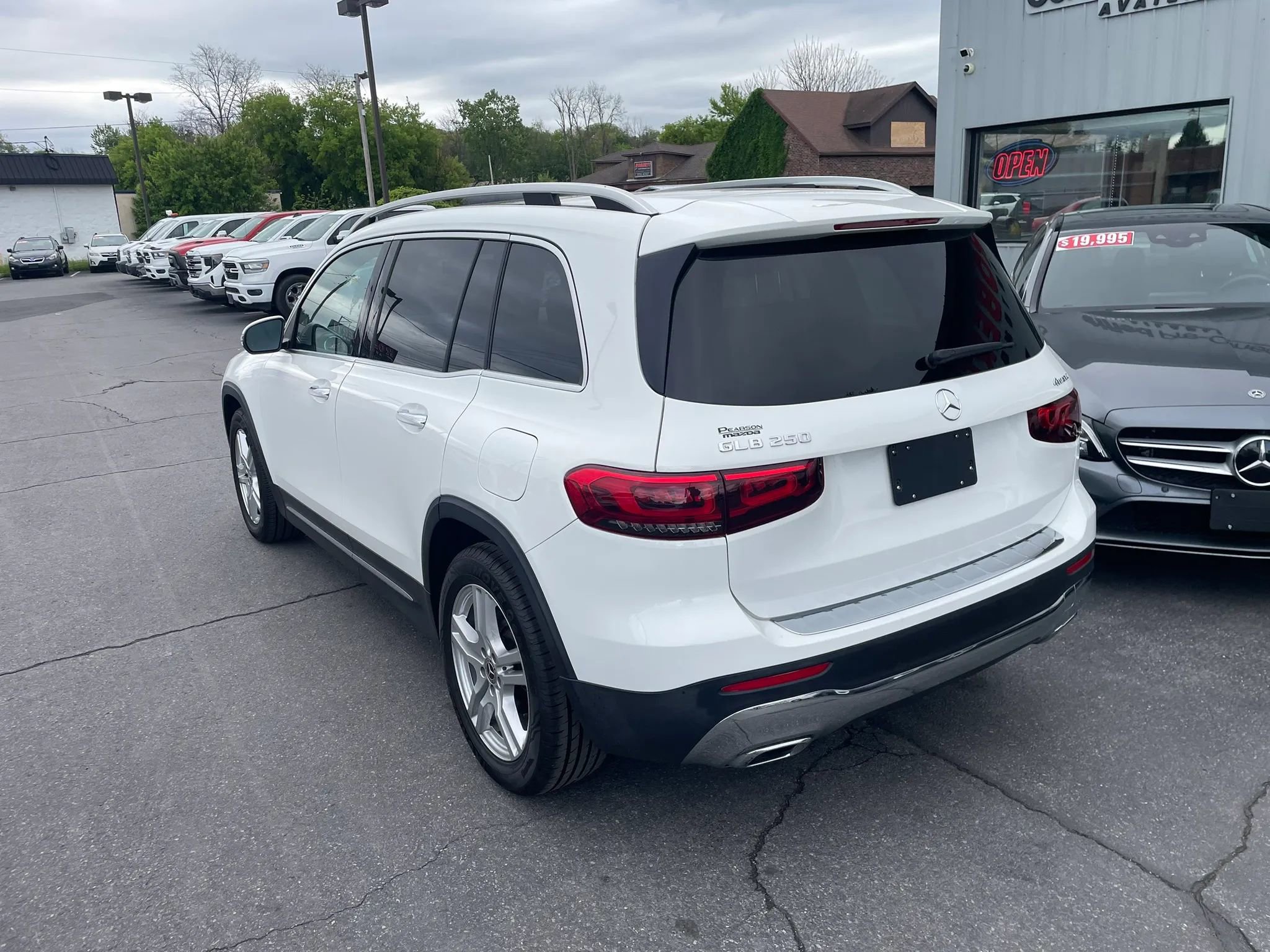 Used 2021 Mercedes-Benz GLB 250 4MATIC w/ Premium Package image 4