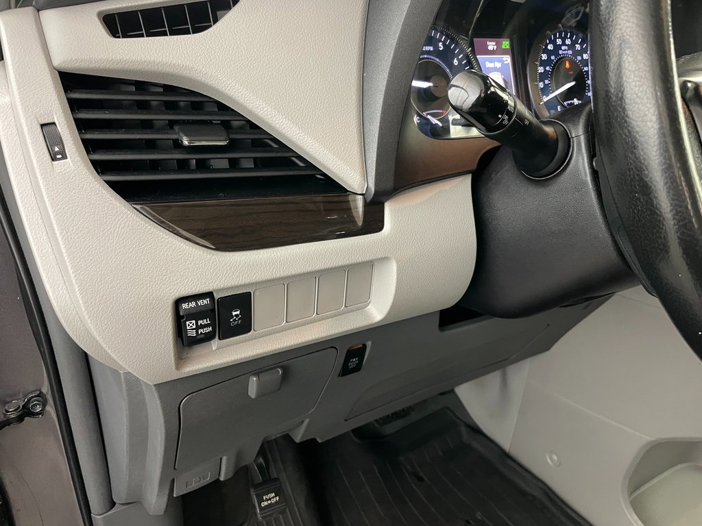 Used 2019 Toyota Sienna XLE image 29