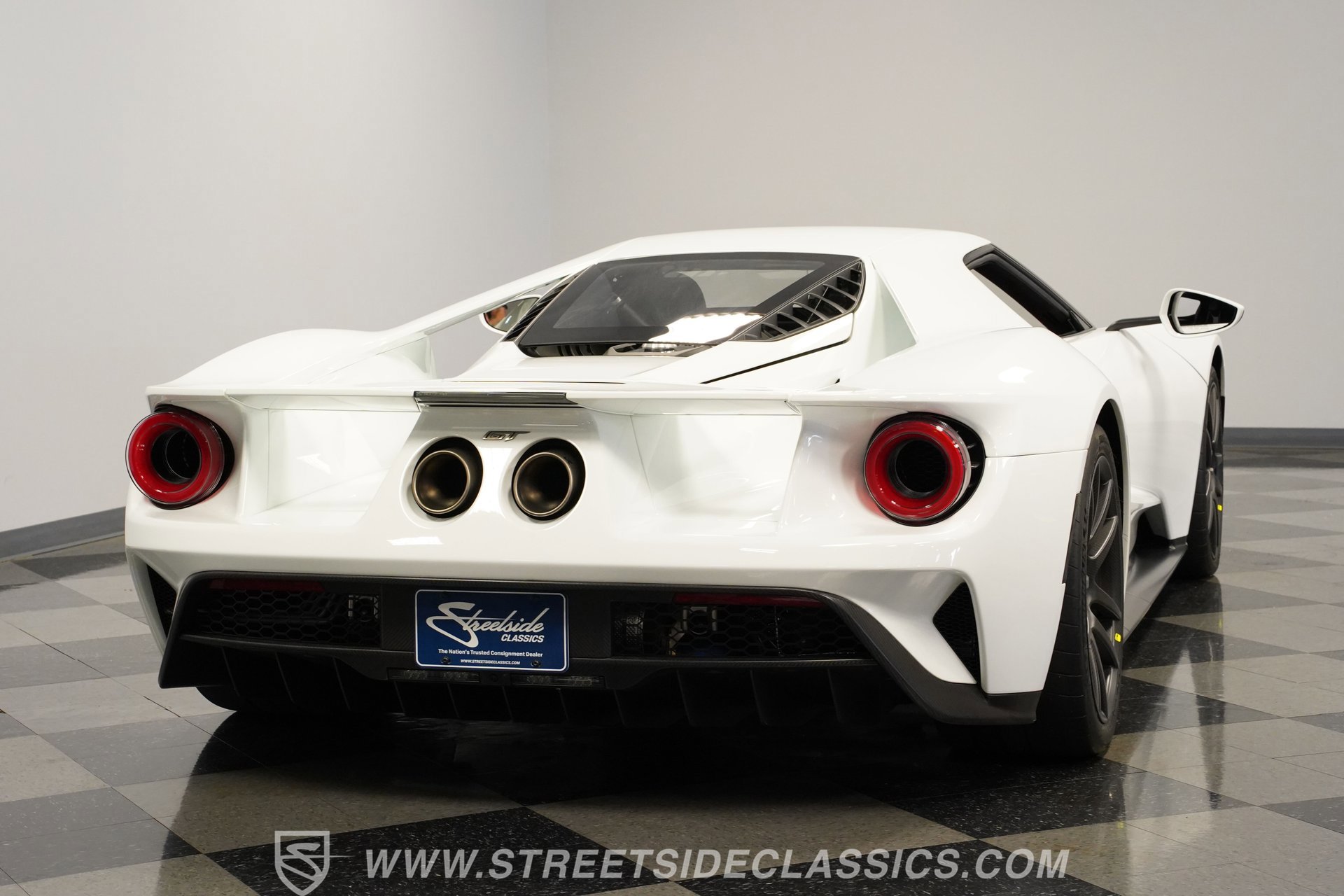 Used 2017 Ford GT RWD image 11