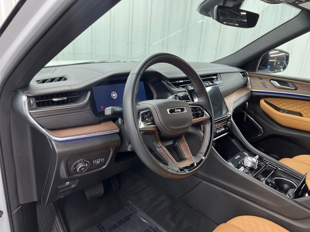 Used 2025 Jeep Grand Cherokee Summit w/ MOPAR Finishing Package AWD/4WD image 15