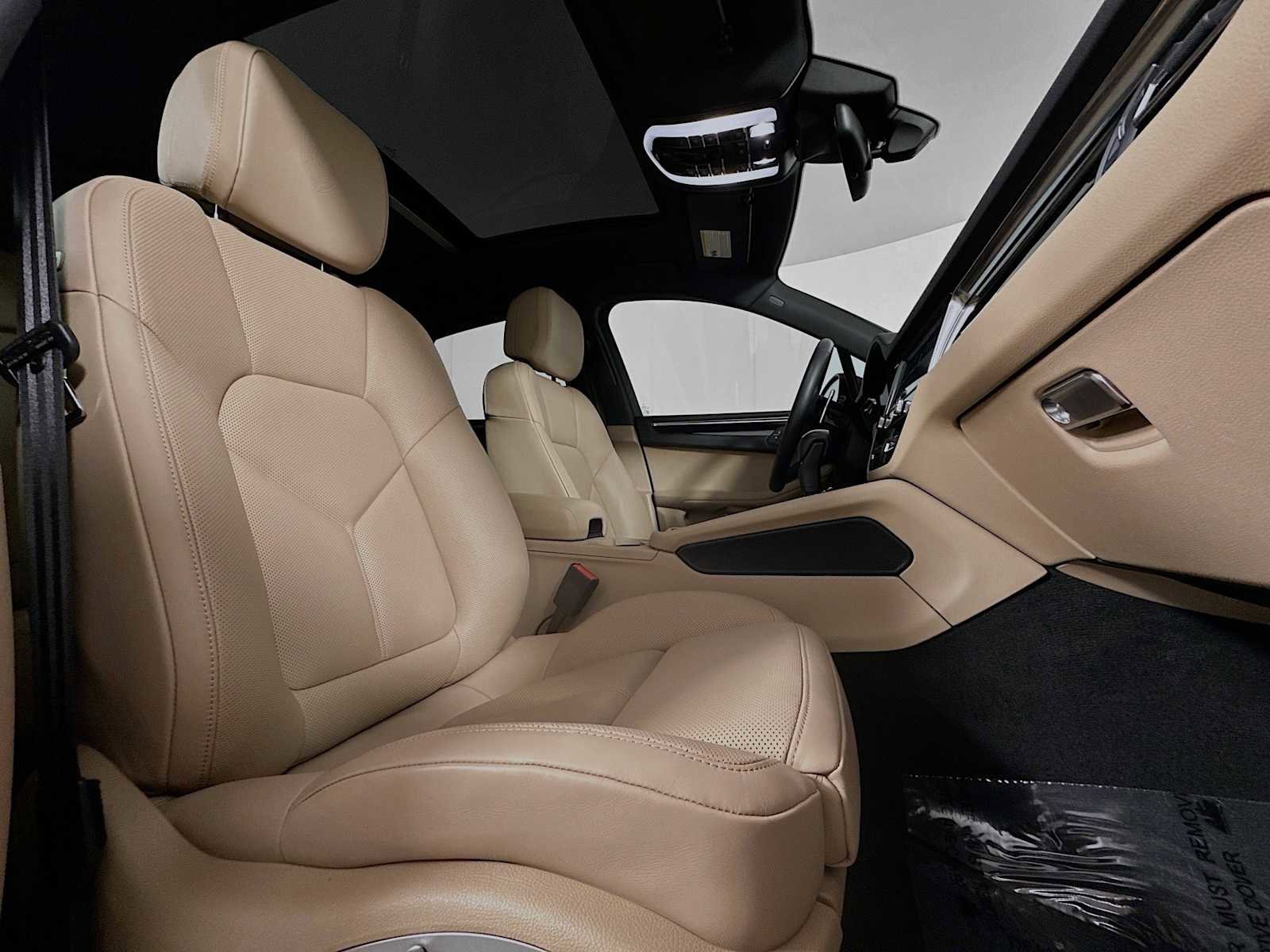 Certified 2025 Porsche Macan AWD/4WD image 29
