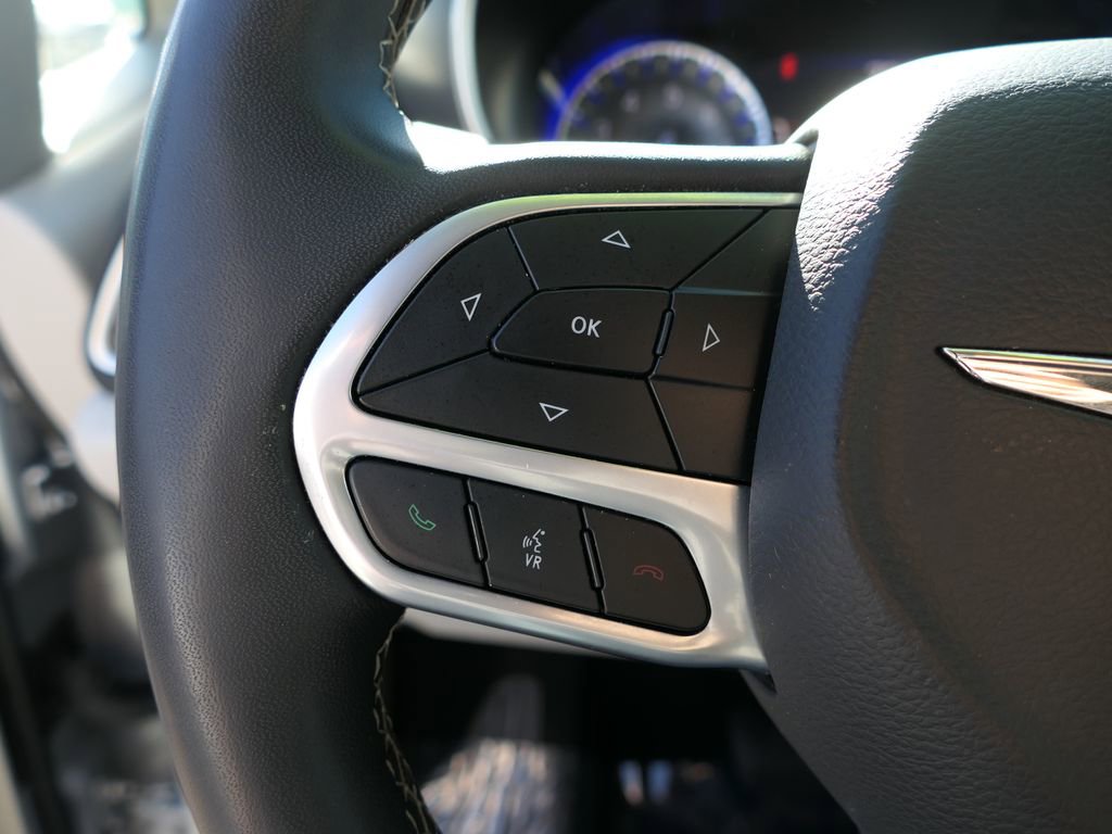 Used 2023 Chrysler Pacifica Touring-L image 12