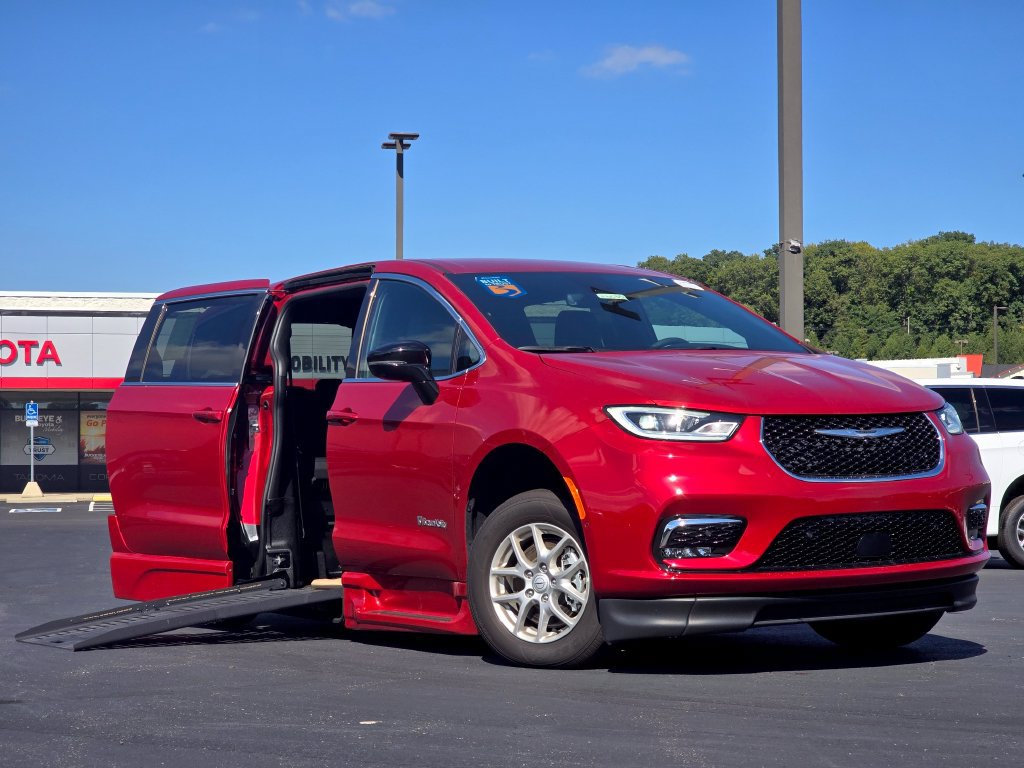 Used 2026 Chrysler Pacifica Select