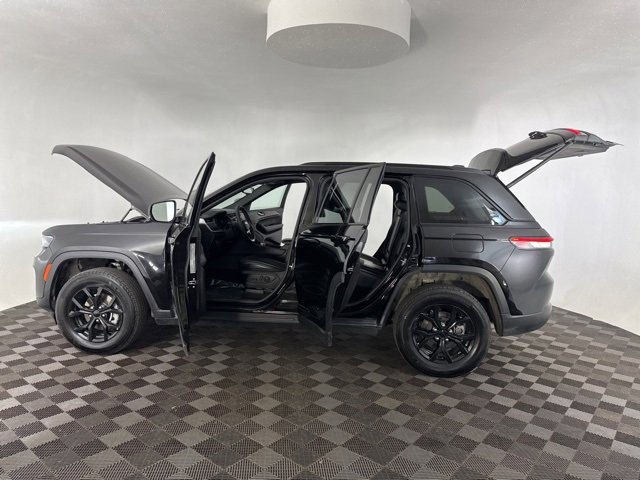 Used 2024 Jeep Grand Cherokee Altitude image 13